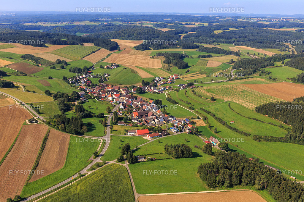 Ortsansicht aus Norden | Luftbild: Ortsansicht aus Norden im Ortsteil Friedingen in Langenenslingen im Bundesland Baden-Württemberg in Deutschland. Foto: IMG_129265.jpg vom 05.09.2021 durch Werner Riehm/FLY-FOTO.de - Realisiert mit Pictrs.com