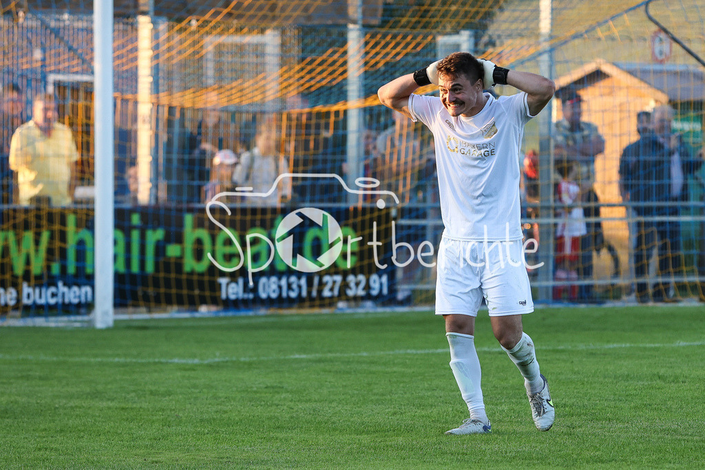 FC Pipinsried - SV Wacker Burghausen | Grenzeloser Jubel in Pipinsried nach dem Sieg im Elfmeterschiessen gegen den SV Wacker Burghausen / Daniel WITETSCHEK (FCP #1)