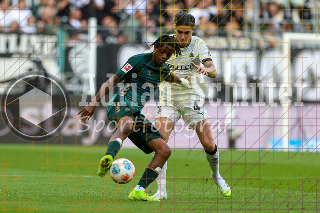 Borussia Mönchengladbach vs SV Werder Bremen - Bundesliga | Mönchengladbach, Deutschland, 14.09.25:   Samuel-Germain Kinduelu Mbangula Tshifunda (SV Werder Bremen) und Kevin Diks (Borussia Mönchengladbach) im Kampf um den Ball waehrend des Spiels der Bundesliga zwischen Borussia Mönchengladbach vs SV Werder Bremen im Stadion im Borussia Park(Foto von Brauer-Fotoagentur / Adrian Schlueter)