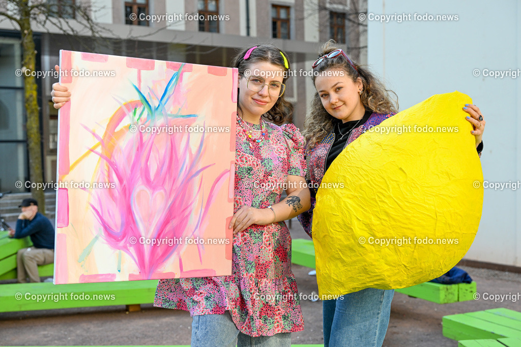 50 Jahre Kunstuniversitaet Linz - Kunstprojekt auf der Landstrasse_ Umzug_ 22.03.2023-2 | 22.03.2023, Linz, AUT, 50 Jahre Kunstuniversitaet Linz - Kunstprojekt auf der Landstrasse, Umzug im Bild Lera Entmayr und Lea Hirschl
