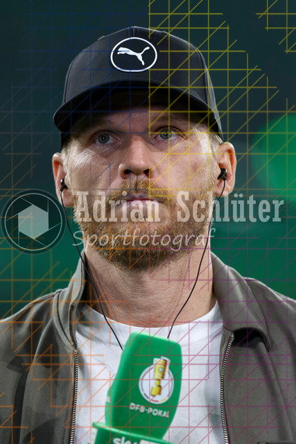 Borussia Mönchengladbach vs Karlsruher SC - DFB-Pokal 2. Runde | Mönchengladbach, Deutschland, 28.10.25:   Trainer Eugen Polanski (Borussia Mönchengladbach) schaut im Interview waehrend des Spiels der DFB-Pokal 2. Runde zwischen Borussia Mönchengladbach vs Karlsruher SC im Stadion im Borussia Park(Foto von Brauer-Fotoagentur / Adrian Schlueter)