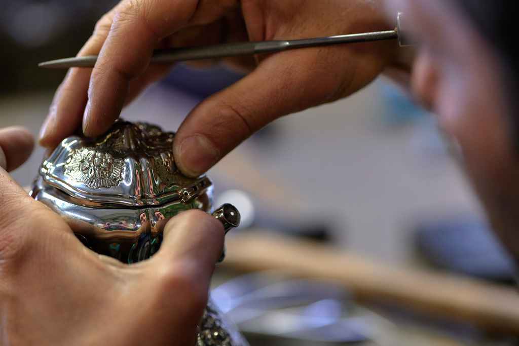Händische Reparaturen an einem Silber-Werkstück | Wien, Austria - April 20, 2021: Jarosinski &amp; Vaugoin; durchgeführte händische Reparaturen an einem Silber-Werkstück. - Realisiert mit Pictrs.com