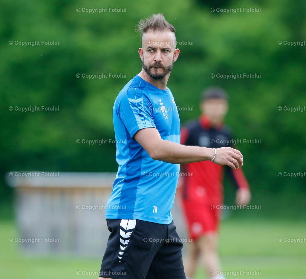 A_LUI_03052025_0003 | SPORT FUSSBALL LL.OST ASKOE OEDT 1B-USV ST.ULRICH 03.05.2025IM BILD: CO-TRAINER MICHAEL WOLM  (OEDT1B) UND (ST.ULRICH)FOTO:FOTOLUI