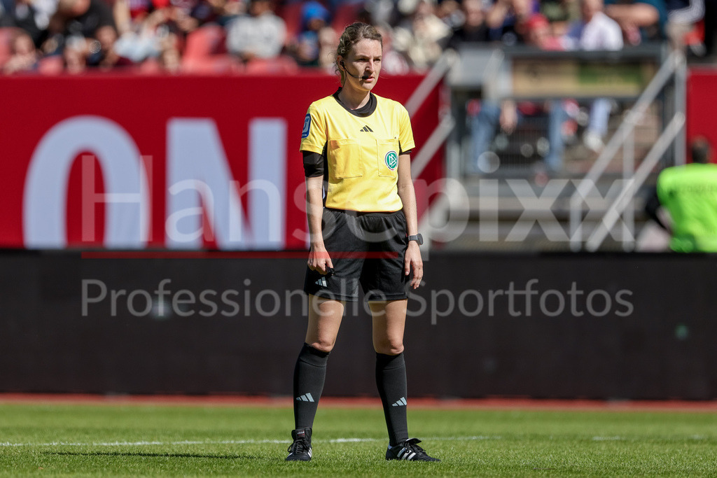 Fussball, Google Pixel Frauen-Bundesliga, 1. FC Nürnberg - SV Werder Bremen | Schiedsrichterin Miriam Schwermer, DIE DFB-RICHTLINIEN UNTERSAGEN JEGLICHE NUTZUNG VON FOTOS ALS SEQUENZBILDER UND/ODER VIDEOÄHNLICHE FOTOSTRECKEN. DFB REGULATIONS PROHIBIT ANY USE OF PHOTOGRAPHS AS IMAGE SEQUENCES AND/OR QUASI-VIDEO.