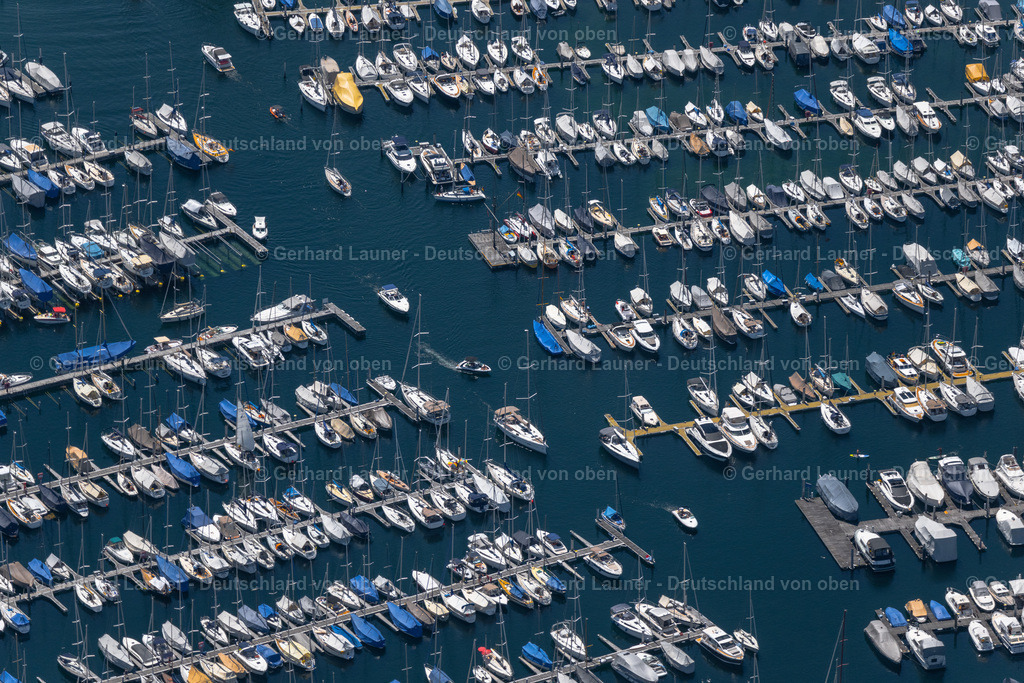 4031621 | KRESSBRONN AM BODENSEE 12.06.2020 Sportboot- Anlegestellen und Bootsliegeplätzen am Uferbereich des Bodensee im Ortsteil Schnaidt in Kressbronn am Bodensee im Bundesland Baden-Württemberg, Deutschland. Weiterführende Informationen bei: ULTRAMARIN Die Meichle + Mohr Marina. // Pleasure boat marina with docks and moorings on the shore area of Lake of Constance in the district Schnaidt in Kressbronn am Bodensee in the state Baden-Wuerttemberg, Germany. Further information at: ULTRAMARIN Die Meichle + Mohr Marina. Foto: Gerhard Launer