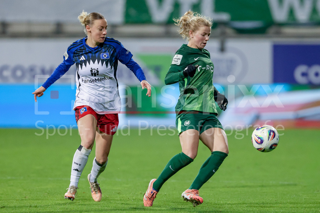 Fussball, Google Pixel Frauen-Bundesliga, VfL Wolfsburg - Hamburger SV | v.li.: Sophie Hillebrand (Hamburger SV, 22) und Justine Kielland (VfL Wolfsburg, 18) im Zweikampf, Duell, Dynamik, Aktion, Action, Spielszene, DIE DFB-RICHTLINIEN UNTERSAGEN JEGLICHE NUTZUNG VON FOTOS ALS SEQUENZBILDER UND/ODER VIDEOÄHNLICHE FOTOSTRECKEN. DFB REGULATIONS PROHIBIT ANY USE OF PHOTOGRAPHS AS IMAGE SEQUENCES AND/OR QUASI-VIDEO.