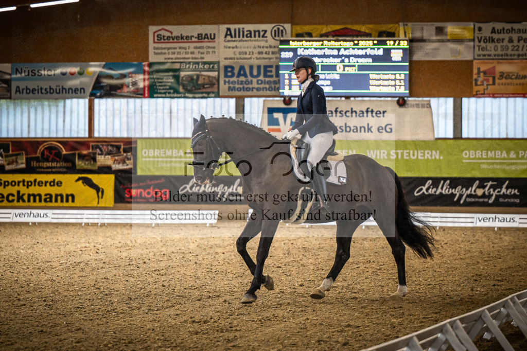DOS_2683 | Entdecke hochwertige Reitturnierfotos von Foto Oger. Professionell, emotional und authentisch – jetzt Lieblingsmomente im Shop bestellen.Deutschlandweite Turnierfotografie. - Realisiert mit Pictrs.com
