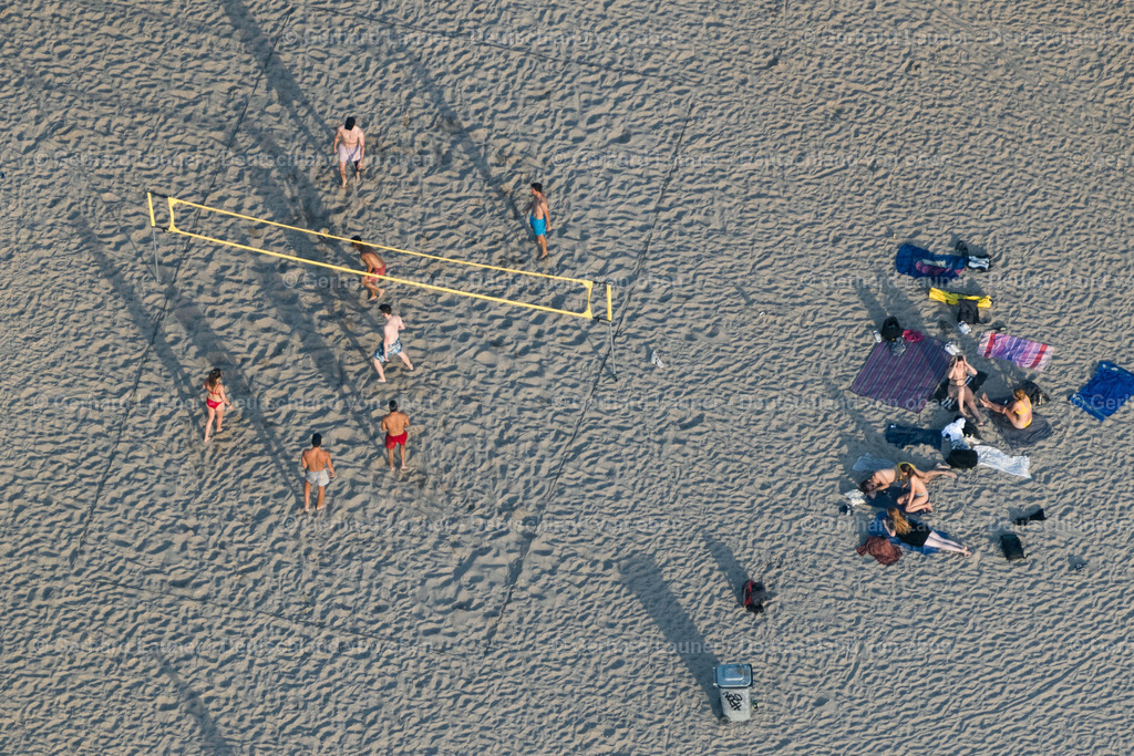 4040750 | LEIPZIG 14.09.2020 Sandfläche des Volleyball- Sportplatzes am Cospudener See im Ortsteil Lauer in Leipzig im Bundesland Sachsen, Deutschland. // Sand surface of volleyball sports field on the am Cospudener lake in the district Lauer in Leipzig in the state Saxony, Germany. Foto: Gerhard Launer