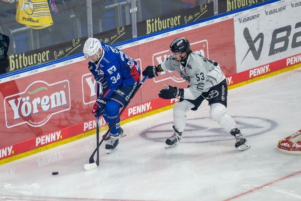 DEL, Deutsche Eishockey Liga Saison 2024/25, 31. Spieltag: Adler Mannheim gegen Kölner Haie. Am Puck: Tom Kühnhackl (34, Mannheim) | DEL, Deutsche Eishockey Liga Saison 2024/25, 31. Spieltag: Adler Mannheim gegen Kölner Haie. Am Puck: Tom Kühnhackl (34, Mannheim) - Realisiert mit Pictrs.com