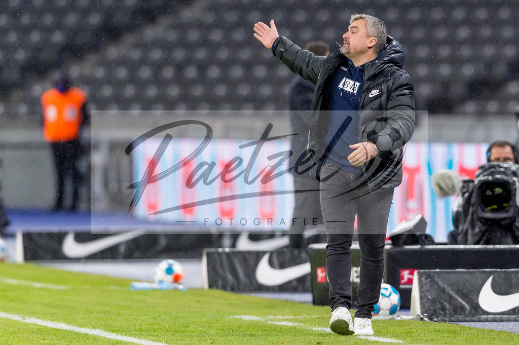 HERBOC20220204_271 | Fussball, Herren: Trainer Thomas Reis (VfL Bochum) gestikuliert, Gestik bei dem Spiel der 1. Bundesliga zwischen Hertha BSC und VfL Bochum im Olypiastadion am 04.02.2022 in Berlin, Deutschland.DFB / DFL REGULATIONS PROHIBIT ANY USE OF PHOTOGRAPHS AS IMAGE SEQUENCES AND/OR QUASI-VIDEO. - Realisiert mit Pictrs.com