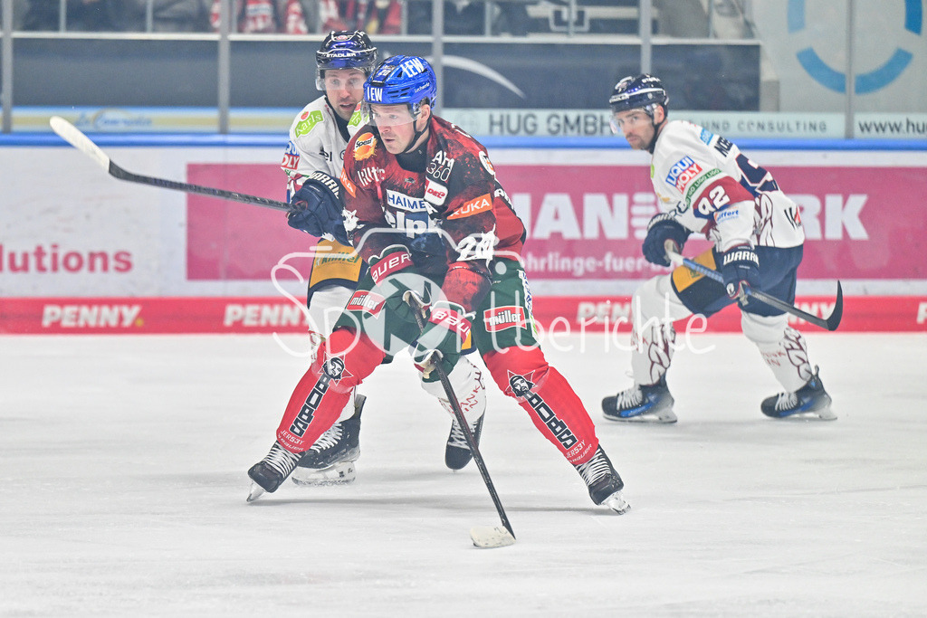Augsburger Panther - Eisbären Berlin | Im Duell Gabriel FONTAINE (Eisbaeren Berlin #97) und Cody KUNYK (Augsburger Panther #20) / Zweikampf / DEL: Augsburger Panther - Eisbaeren Berlin, Curt Frenzel Stadion am 31.10.2024
