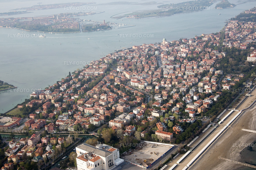 Aerial view: Città Giardino in Venezia in the state Veneto, Italy.Photo: IMG_087496.jpg taken on 04/06/2016 by Werner Riehm/FLY-FOTO.comResolution of the original: 5472 x 3648 px