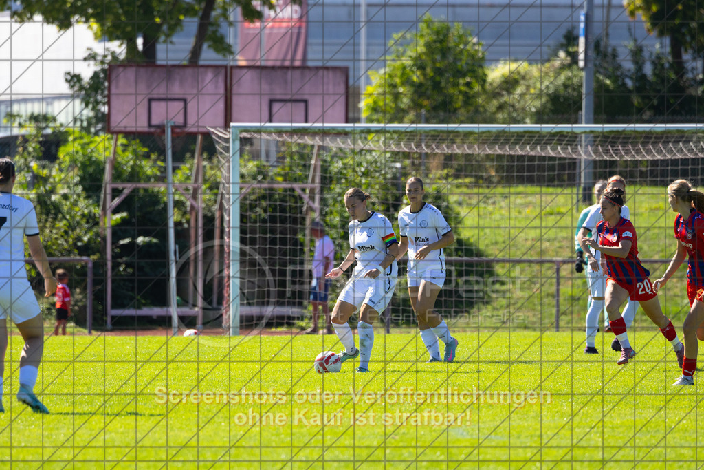 20260906_120627_0105_(c)_by_PhotoPeet | #,1.FC Donzdorf (weiß) vs. 1.FC Heidenheim 1846 (rot), Fußball, Frauen-Verbandspokal Gruppe 2, 2. Runde, Saison 2026/2027, Rasenplatz Lautertal Stadion, Süßener Straße 16, 73072 Donzdorf, 06.09.2026 - 11:00 Uhr,Foto: PhotoPeet / Sport- &amp; Eventfotografie / Peter Harich