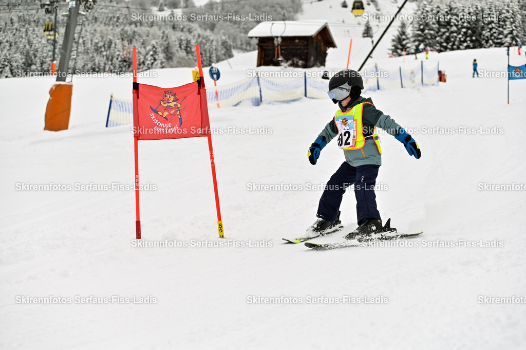 SRF_20.02.2026_0387 | Skirennfotos,Serfaus,Fiss,Ladis,Kinderskirennen,Winter,Tirol,Oberland,skirace,SFL,feelfree,weil wir's genießen,ski,Ski,skifahren,Sonnenplateau, - Realisiert mit Pictrs.com