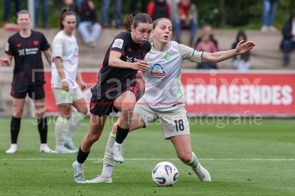 Fussball, Google Pixel Frauen-Bundesliga, Bayer 04 Leverkusen - SV Werder Bremen | v.li.: Loreen Bender (Bayer 04 Leverkusen, 19) und Lina Hausicke (SV Werder Bremen, 18) im Zweikampf, Duell, Dynamik, Aktion, Action, Spielszene, DIE DFB-RICHTLINIEN UNTERSAGEN JEGLICHE NUTZUNG VON FOTOS ALS SEQUENZBILDER UND/ODER VIDEOÄHNLICHE FOTOSTRECKEN. DFB REGULATIONS PROHIBIT ANY USE OF PHOTOGRAPHS AS IMAGE SEQUENCES AND/OR QUASI-VIDEO.