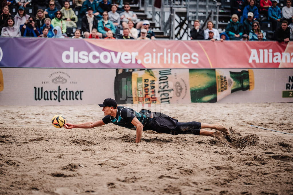 Beachvolleyball | Männer | Deutsche Meisterschaften 2025 Timmendorfer Strand | 05.09.2025 | Max Just springt zum Ball
