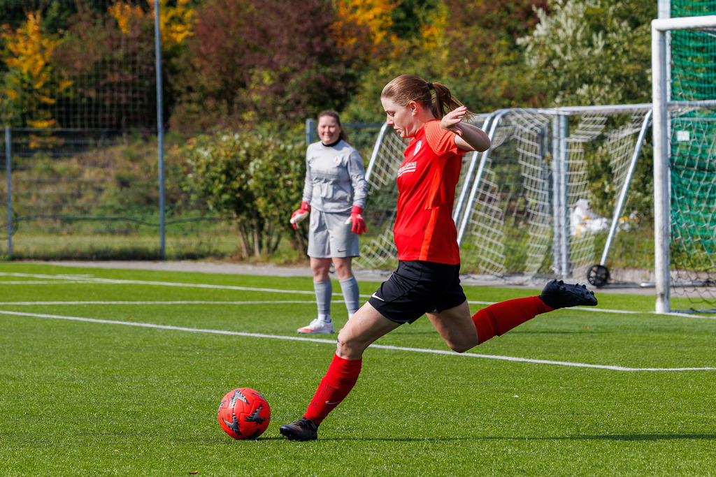 FCHHÜT_251003_4718 | 1.FC Heidenheim 1846 II vs. TSV Hüttlingen, Fußball, Frauen, Bezirkspokal, 2025/2026, 1.Runde, 03.10.2025 in Mergelstetten, Sportplatz 2(Foto: Michael Bulling) - Realisiert mit Pictrs.com