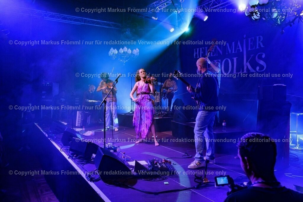20230728-helen-maier-and-the-folks-045 | Helen Maier &amp; The Folks am Luzern Live Festival. Am Freitag 28. Juli 2023 im Hotel Schweizerhof in Luzern. Helen Maier — Violine / Alexander Graf — Violine, Bratsche / Andreas Gut — Akkordeon / Theo Känzig — Gitarre / Jonas Künzli — Kontrabass / Adrian Böckli — Schlagzeug, Percussion. Foto: Markus Frömml