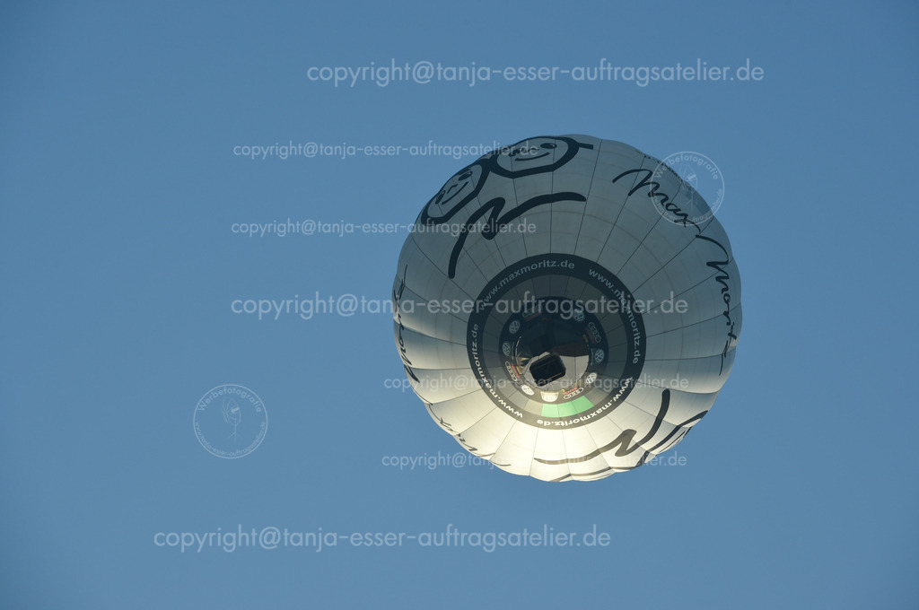 138 Max und Moritz | Grauer Heißluftballon direkt von unten fotografiert. Blauer Himmel als Copy Space für eigenen Text. Blick unter den Korb am Ballon.