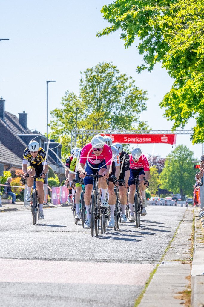Spurt in den Mai 2026 - Großer Preis der Sparkasse Neuss | Annual one-day road cycling race "Großer Preis der Sparkasse Neuss" held in Büttgen, Germany, organized by VfR Büttgen 1912 e.V. The event features multiple races across all age categories from U11 youth to Elite men. - Realisiert mit Pictrs.com