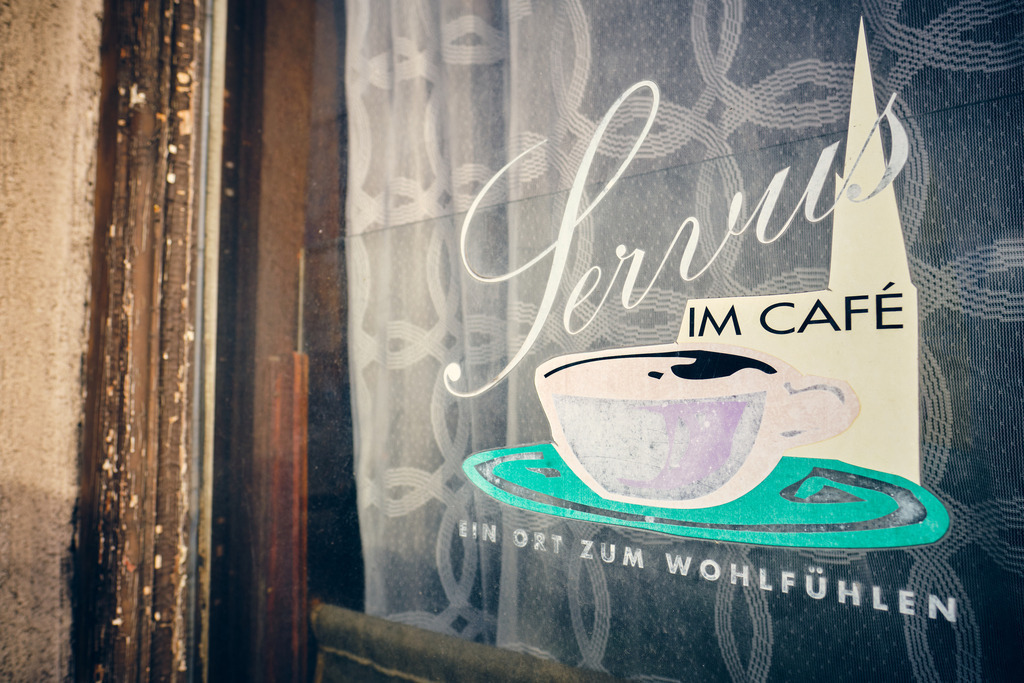 Cafe Weidinger geschlossen | Wien, Austria - April 01, 2021: entlang der Wiener Gürtel Straße; Cafe Weidinger geschlossen mit Aufkleber am Fenster Servus im Café. - Realisiert mit Pictrs.com