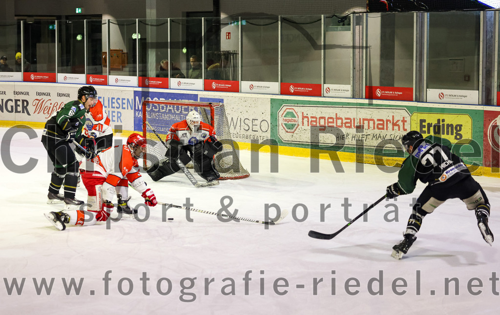 2022-12-02_085_TSV_Erding_gegen_EV_Pegnitz | Erding, Deutschland, 02.12.2022:
Eishockey, Bayernliga 2022 / 2023, 17. Spieltag, TSV Erding gegen EV Pegnitz, Endergebnis: 9:3

Thomas Plihal (Erding Gladiators, #65), Torwart Filip Rieger (EV Pegnitz, #51), Philipp Michl (Erding Gladiators, #77)

Foto: Christian Riedel / fotografie-riedel.net
