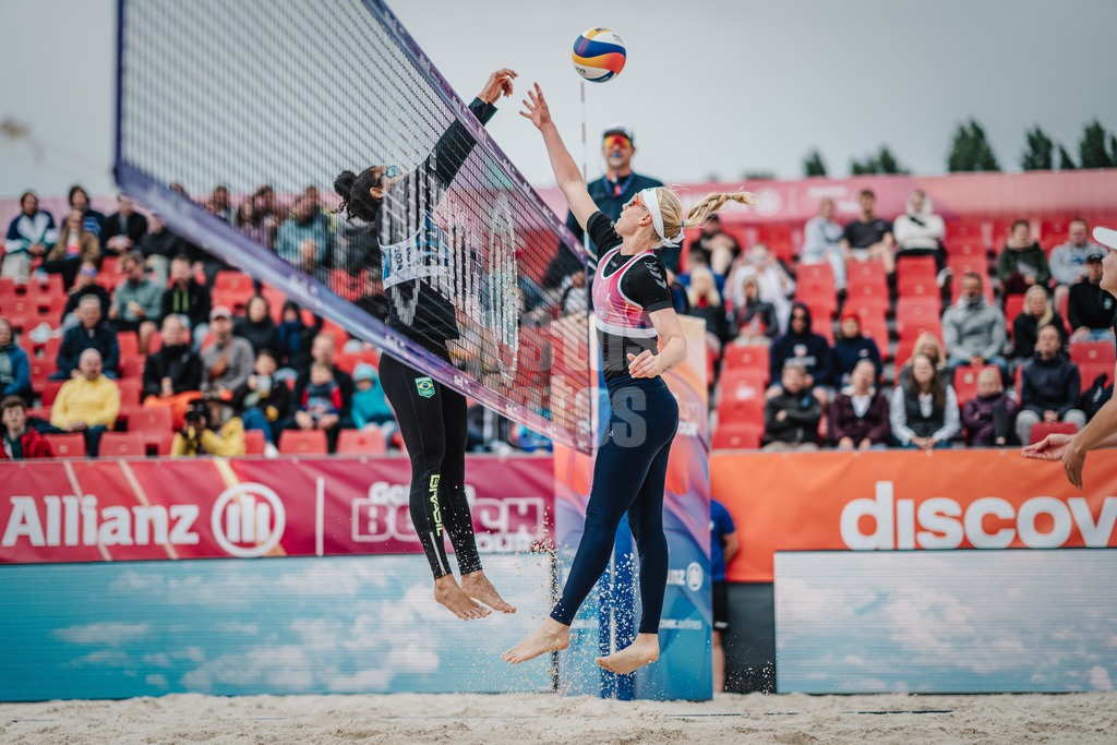 Beachvolleyball | Frauen | German Beach Tour 2024 | Tourstop Bremen | 07.06.2024 | v.l. Thainara Mylena Feitosa de Oliveira (BRA) blockt den Angriff von Anna Behlen