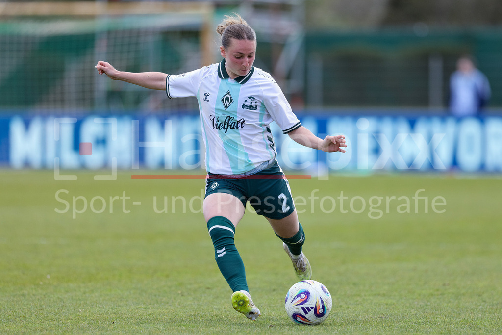 Fussball, Google Pixel Frauen-Bundesliga, SV Werder Bremen - SGS Essen | Chiara D Angelo (SV Werder Bremen, 2) am Ball, Freisteller, Einzelbild, Ganzkörper, Aktion, Action, Spielszene, DIE DFB-RICHTLINIEN UNTERSAGEN JEGLICHE NUTZUNG VON FOTOS ALS SEQUENZBILDER UND/ODER VIDEOÄHNLICHE FOTOSTRECKEN. DFB REGULATIONS PROHIBIT ANY USE OF PHOTOGRAPHS AS IMAGE SEQUENCES AND/OR QUASI-VIDEO.