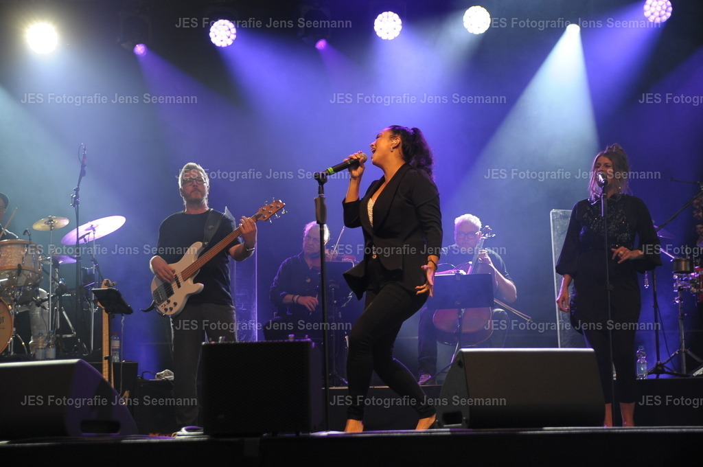 2026_Deborah Lee und the news_One Moment time Whitney Houston__0833 | Fotograf Jens Seemann - Realisiert mit Pictrs.com