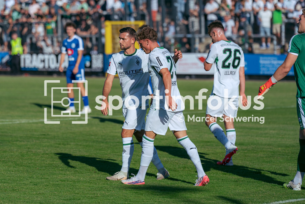 SSVg Velbert 02 – Borussia Mönchengladbach | Robin Hack (Borussia Mönchengladbach) und Kevin Stöger (Borussia Mönchengladbach) beim gemeinsamen Torjubel zum 0:1. Testspiel zwischen der SSVg Velbert 02 und Borussia Mönchengladbach in Velbert, 12.08.2026. Endstand: 0:8. sportimfokus / Marcel Schwering - Realisiert mit Pictrs.com