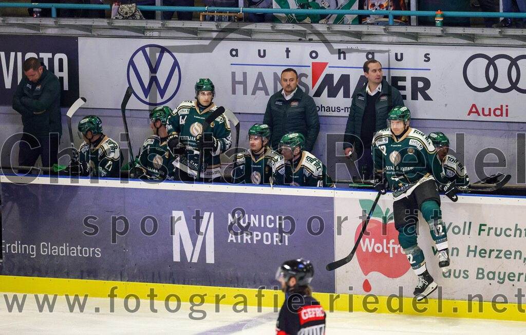 2025-09-26_081_TSV_Erding_gegen_SC_Riessersee | Erding, Deutschland, 26.09.2025:Eishockey, Oberliga Süd 2025 / 2026, 3. Spieltag, TSV Erding gegen SC Riessersee, Endergebnis: 3:5Paul Wallek (Erding Gladiators, #44), Co-Trainer Maximilian Helling (Erding Gladiators), Teamchef Dominik Quinlan (Erding Gladiators), Thomas Brandl (Erding Gladiators, #12)Foto: Christian Riedel / fotografie-riedel.net