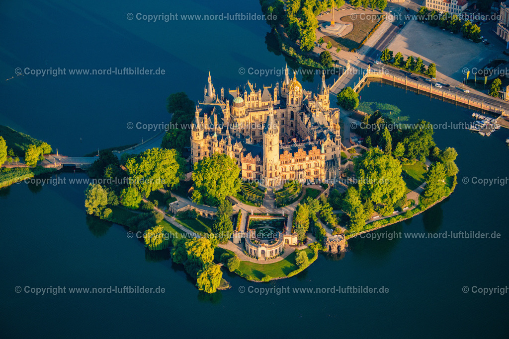 Schwerin_Schweriner_Schloss_ELS_4298100822 | SCHWERIN 10.08.2022 Kuppeltürme des Schweriner Schloßes und der Schloßkirche am Schlossgarten, dem Sitz des Landtages in der Landeshauptstadt von Mecklenburg-Vorpommern. Weiterführende Informationen bei: Landtages Mecklenburg-Vorpommern,  Staatliche Schlösser, Gärten und Kunstsammlungen M-V,  Staatliches Museum Schwerin/ Ludwigslust/ Güstrow. // Schwerin Castle in the state capital of Mecklenburg-Western Pomerania. Further information at: Landtages Mecklenburg-Vorpommern,  Staatliche Schloesser, Gaerten und Kunstsammlungen M-V,  Staatliches Museum Schwerin/ Ludwigslust/ Guestrow. Foto: Martin Elsen