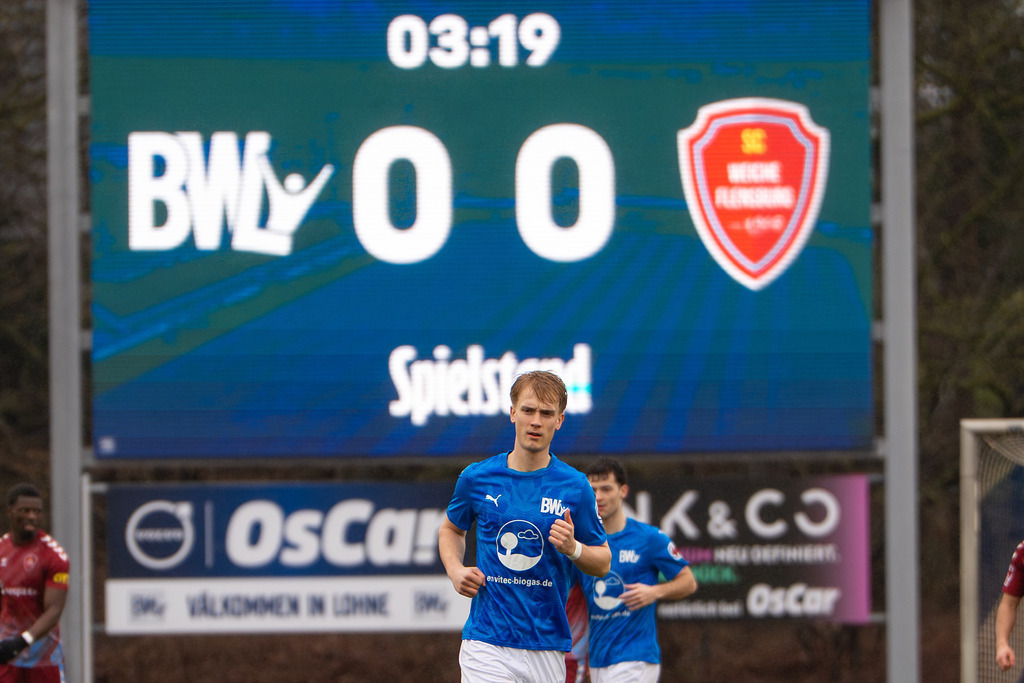 Fußball I Herren I Saison 2025-2026 I Regionalliga Nord I 23. Spieltag I TuS Blau-Weiß Lohne - SC Weiche Flensburg 08 I 0156 | Laurenz Pölking (5, TuS BW Lohne) - Realisiert mit Pictrs.com