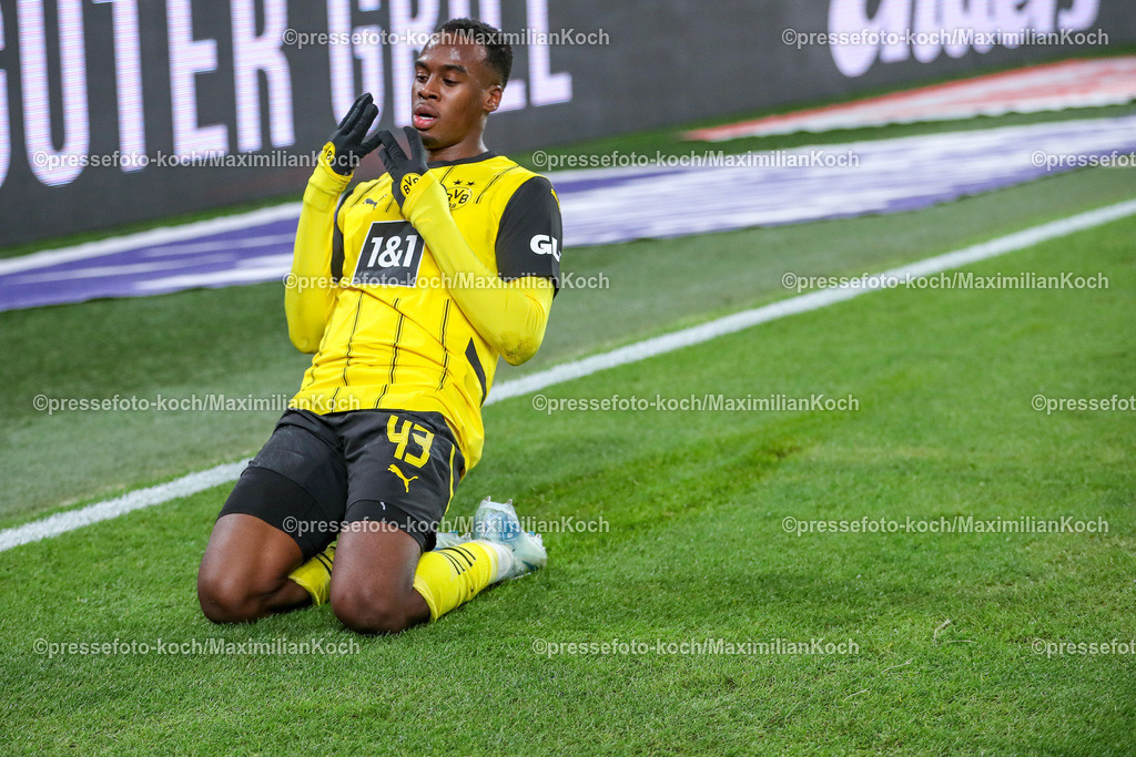 BVB30112402172 | 30.11.2024, Borussia Dortmund - FC Bayern München, 1. Fußball Bundesliga, 12. Spieltag, Signal Iduna Park, Saison 2024 2025: Torjubel nach dem 1:0 durch Jamie Gittens (BVB #43). DFB regulations prohibit any use of photographs as image sequences and or quasi-video.