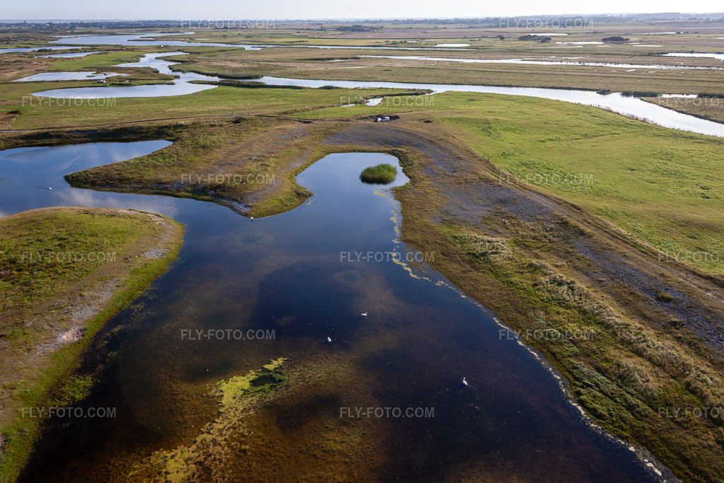 Aerial view: Hable d'Ault in Woignarue in the state Somme, France. – Photo: IMG_70890.jpg taken on 08/24/2014 by Werner Riehm/FLY-FOTO.com – Resolution of the original: 4545 x 3030 px