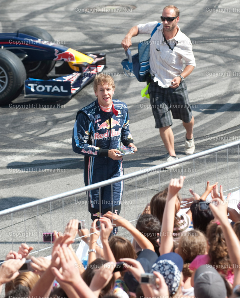 _DSC7364 | Sebastian Vettel beim spektakulären „Home Run“ in Heppenheim: Der Formel-1-Weltmeister fährt im Red-Bull-Rennwagen über die zur Rennstrecke umfunktionierte B3 in seiner Heimatstadt. Tausende Fans feiern ihren Lokalhelden.