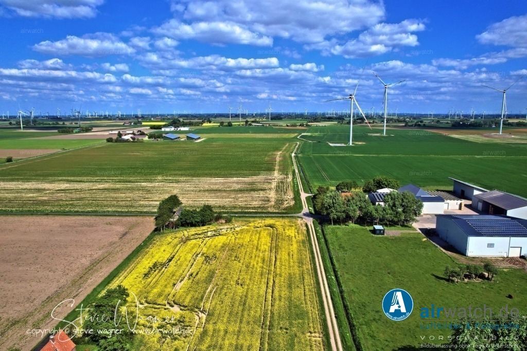 Luftbilder-Dithmarschen-Hilgroven-Hellschen-Heringsand-Unterschaar-airwatch | Ortsbeschreibung: Hellschen-Heringsand-Unterschaar liegt inmitten der Dithmarscher Marsch, nur wenige Kilometer von der Nordsee entfernt. Die ruhige Lage ohne Durchfahrtsstraße macht die Gemeinde zum Ferienort für Familien mit Kindern. Die Landschaft ist landwirtschaftlich geprägt, und vom stürmischen norddeutschen Wetter geformt. Wind und Weite sind die vorherrschenden Elemente.