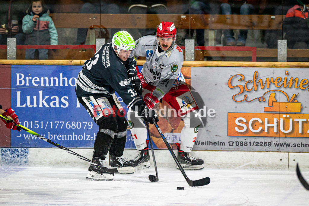 TSV Peißenberg MINERS gegen TEV Miesbach | Eishockey Bayernliga Herren Vorrunde 2024/25, TSV Peißenberg MINERS gegen TEV Miesbach, 20241201,Zweikampf zwischen Julian REISS (MINERS 33) und Felix FEUERREITER (TEVM 21),2024-12-01 in Peißenberg (Eisstadion Peißenberg)Julian REISS (MINERS 33), Felix FEUERREITER (TEVM 21)Copyright: WolfgangxLindner