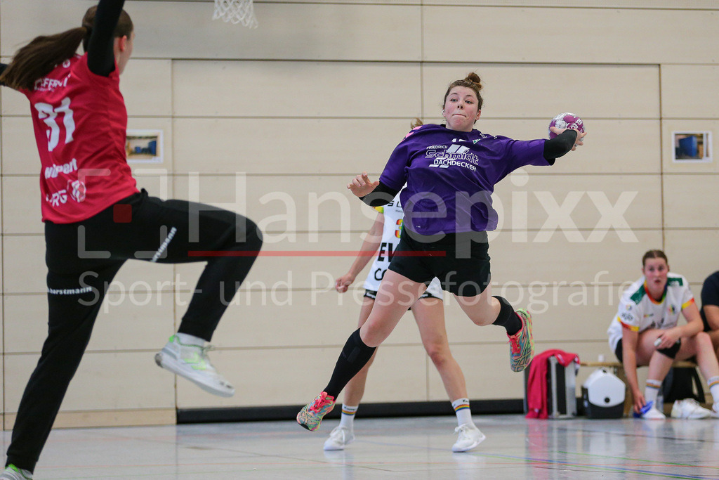Handball, Testspiel Frauen, VfL Oldenburg - SV Werder Bremen | v.li.: Elaine Rode (SV Werder Bremen, 19) beim Wurf, am Ball, Spielszene, Aktion, Action
