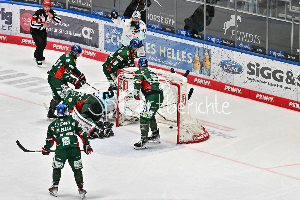 Augsburger Panther - Dresdner Eislöwen | AUGSBURG, GERMANY - 04. DECEMBER: wieder liegt der Puck im Panther Tor - Lance BOUMA (Eislöwen Dresden 17) erzielt den Treffer zum 1-3 / Tor / Torschuetze / Freude / Happy während dem Match zwischen den Augsburger Panthern und den Dresdner Eislöwen am 25 Spieltag der PENNY DEL im Curt Frenzel Stadion