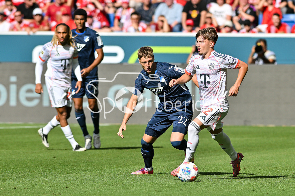 TSG 1899 Hoffenheim - FC Bayern München | im Duell Alexander PRASS (TSG Hoffenheim 22) und Lennart KARL (FC Bayern Muenchen 46) / Zweikampf / Bundesliga: TSG 1899 Hoffenheim - FC Bayern München; PreZero-Arena am 20.09.2025