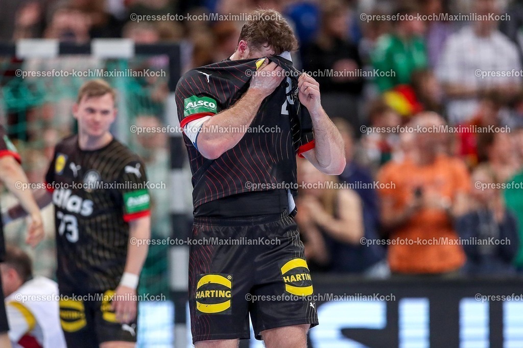 DHB15032502092 | 15.03.2025, Handball Ländespiel, EM-Qualifikation, Deutschland - Österreich, ZAG Arena Hannover: Johannes Golla (GER #4) wischt sich mit dem Trickot den Schweiss aus dem Gesicht