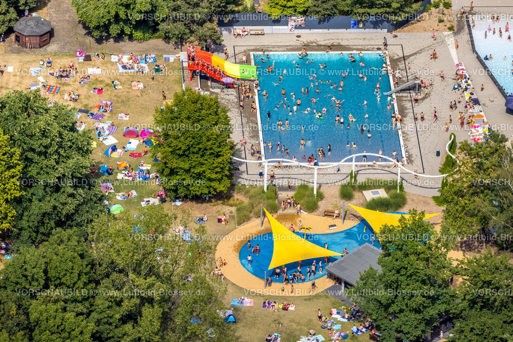 Oberhausen220800797 | Luftbild, Revierpark Vonderort, Vonderort Freibad, Schwimmbad und Badegäste, regenbogenfarbige Wasserrutsche, Osterfeld, Oberhausen, Ruhrgebiet, Nordrhein-Westfalen, Deutschland