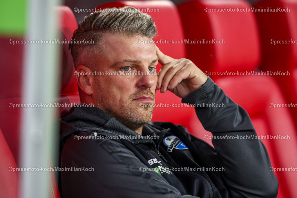 Due09112401011 | 09.11.2024, Fußball, Fortuna Düsseldorf - SC Paderborn 07, 2. Bundesliga, Merkur Spiel-Arena, Saison 2024 2025: Trainer Lukas Kwasniok (Cheftrainer Paderborn)DFB regulations prohibit any use of photographs as image sequences and or quasi-video.