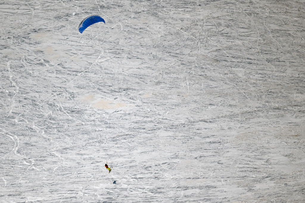4043476 | GERSFELD (RHöN) 13.02.2021 Winterluftbild Surfer - Kitesurfer - Snowkiter in Fahrt an der Wasserkuppe in Gersfeld (Rhön) in der Rhön im Bundesland Hessen, Deutschland. Weiterführende Informationen bei: Papillon Flucenter Wasserkuppe. // Winter aerial photo Surfer - Kitesurfer - Snowkiter in ride on the Wasserkuppe in Gersfeld (Rhoen) in the Rhoen in the state Hesse, Germany. Further information at: Papillon Flucenter Wasserkuppe. Foto: Gerhard Launer