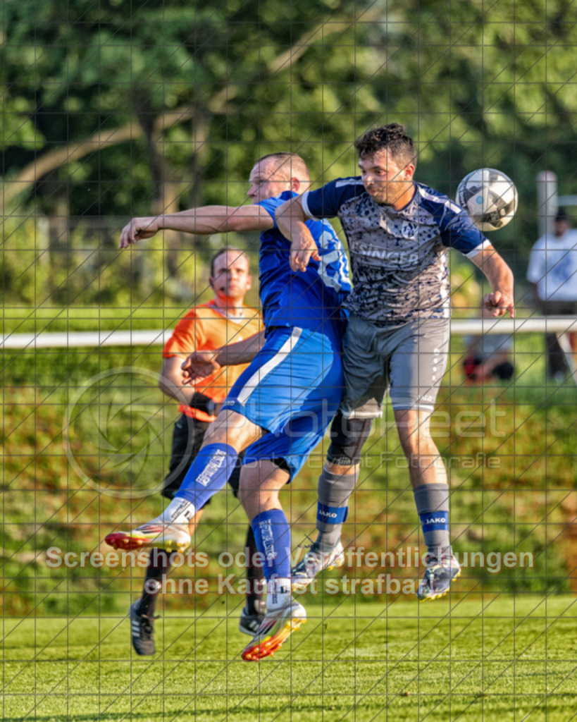 20250618_202401_0396-Bearbeitet | #,SG Erkenbrechtsweiler-Hochwang (blau) vs. TSV Berkheim (grau), Fußball, Entscheidungsspiel 2 in Bezirksliga - Bezirk Neckar/Fils, Saison 2024/2025, Rasenplatz, Erlengarten 37, 73087 Bad Boll, 18.06.2025 - 18:30 Uhr,Foto: PhotoPeet-Sportfotografie/Peter Harich