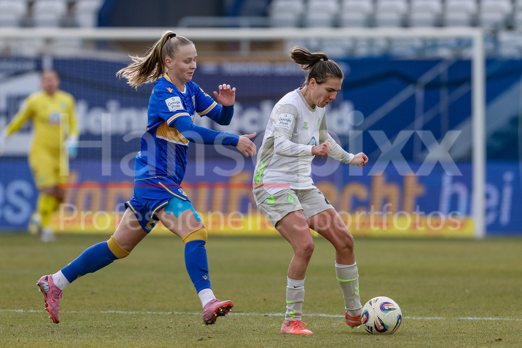 Fussball, Google Pixel Frauen-Bundesliga, FC Carl Zeiss Jena - SV Werder Bremen | v.li.: Isabella Jaron (FC Carl Zeiss Jena, 24) und Rieke Dieckmann (SV Werder Bremen, 22) im Zweikampf, Duell, Dynamik, Aktion, Action, Spielszene, DIE DFB-RICHTLINIEN UNTERSAGEN JEGLICHE NUTZUNG VON FOTOS ALS SEQUENZBILDER UND/ODER VIDEOÄHNLICHE FOTOSTRECKEN. DFB REGULATIONS PROHIBIT ANY USE OF PHOTOGRAPHS AS IMAGE SEQUENCES AND/OR QUASI-VIDEO.