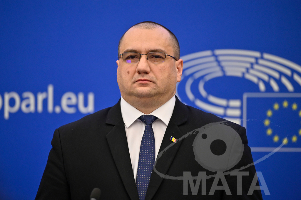 _DWI0093 | Politiker Cristian Terhes bei einer Pressekonferenz zum Thema ' Alarmierende Statistiken zu den Folgen des COVID-Lockdowns' im Europäischen Parlament. Straßburg, 18.01.2023 - Realisiert mit Pictrs.com