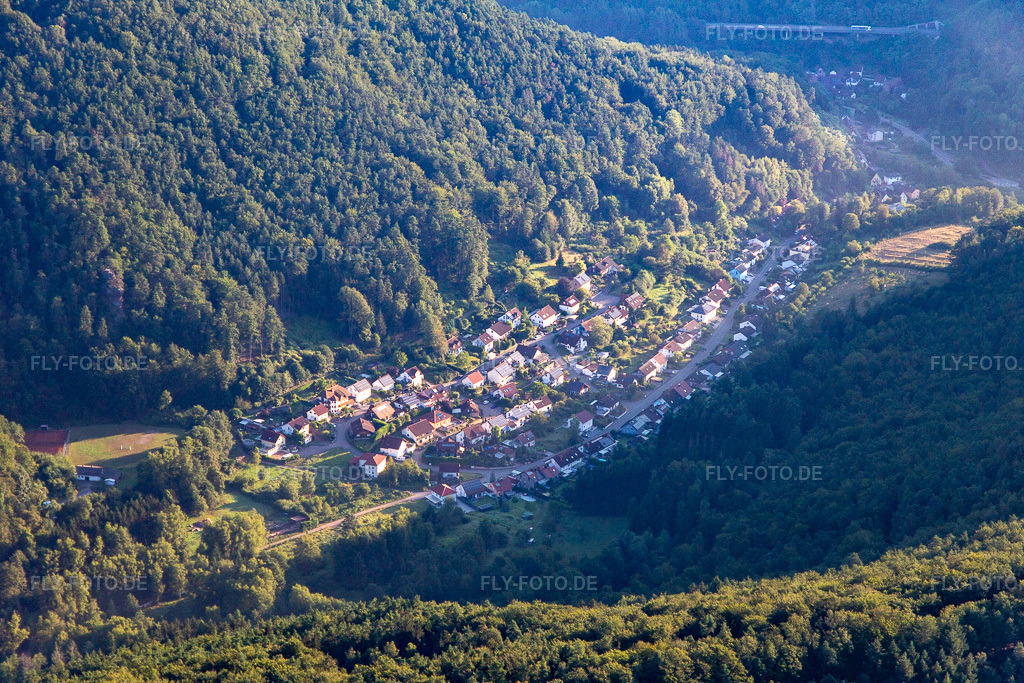 Luftbild: Ortsansicht von Südwesten in Rinnthal im Bundesland Rheinland-Pfalz in Deutschland. Foto: IMG_143045.jpg vom 06.08.2024 durch Werner Riehm/FLY-FOTO.de