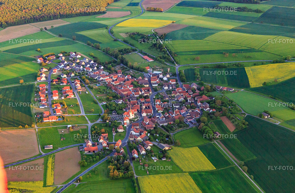 Dorf - Ansicht  aus Norden mit Kirche St. Cyriakus http://www.maria-hilf-wasserlosen.de/ | Luftbild: Dorf - Ansicht  aus Norden mit Kirche St. Cyriakus http://www.maria-hilf-wasserlosen.de/ im Ortsteil Schwemmelsbach in Wasserlosen im Bundesland Bayern in Deutschland. Foto: IMG_099936.jpg vom 25.05.2017 durch Werner Riehm/FLY-FOTO.de - Realisiert mit Pictrs.com